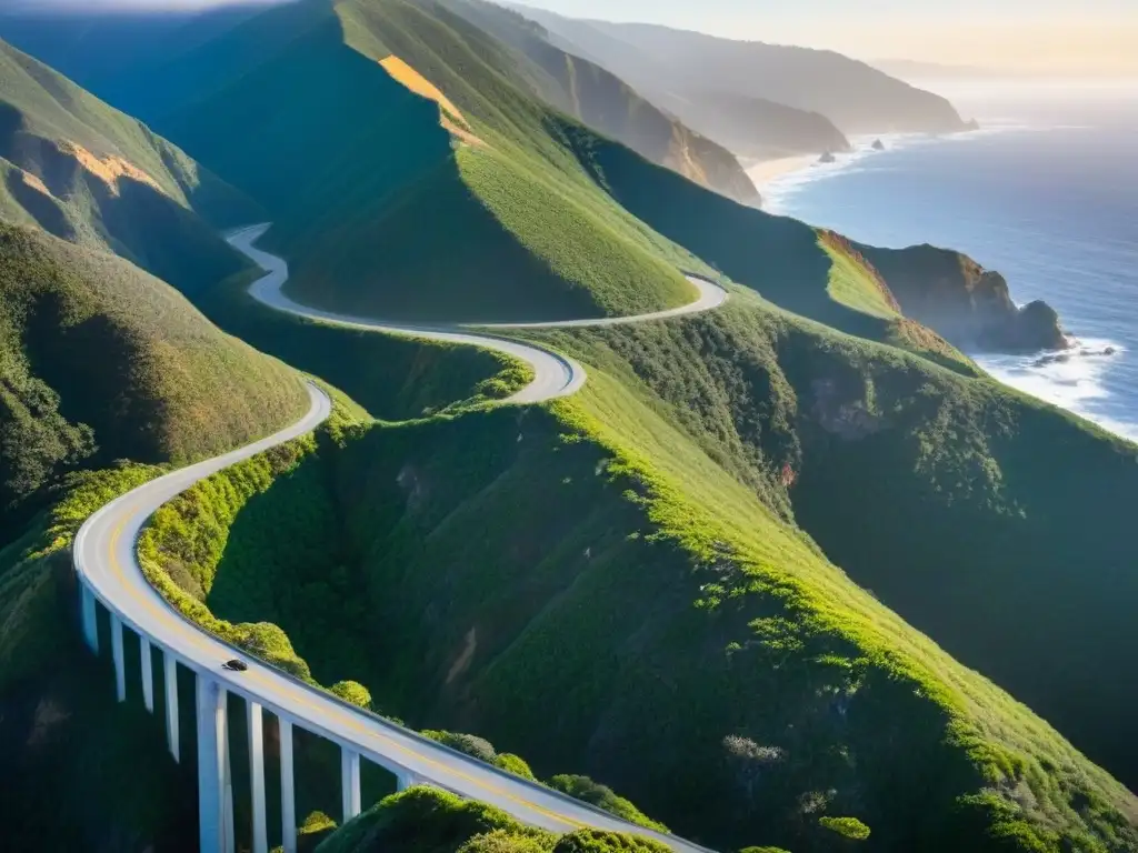 Un viaje en carretera Pacific Coast: carretera serpenteante entre acantilados y el océano Pacífico, bañada por cálida luz dorada al atardecer